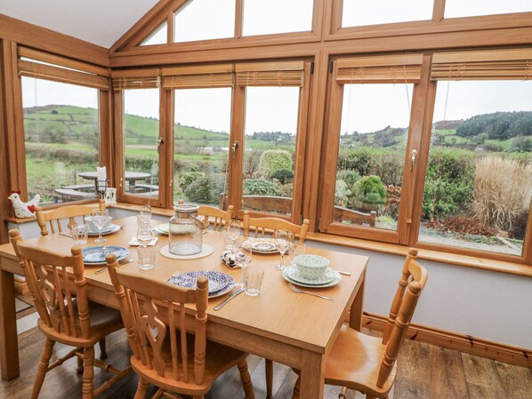 Dining - LOUGH CLUHIR COTTAGE, pet friendly in Union Hall, County Cork (Union Hall)