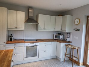 Microwave, oven, dishwasher, high chair - LOUGH CLUHIR COTTAGE, pet friendly in Union Hall, County Cork (Union Hall)