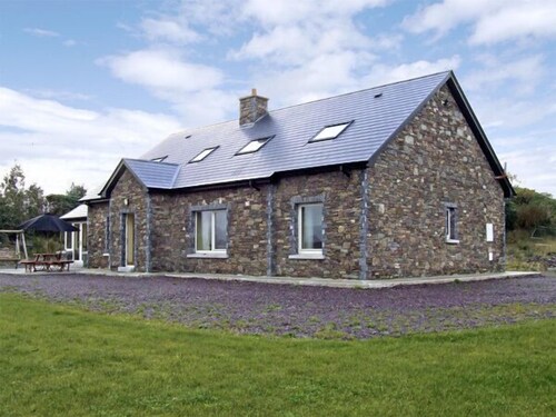 RIVER HOUSE, family friendly, with open fire in Sneem, County Kerry