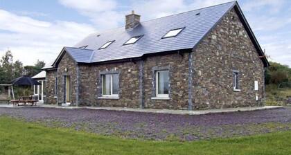 RIVER HOUSE, family friendly, with open fire in Sneem, County Kerry