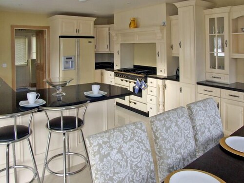 RIVER HOUSE, family friendly, with open fire in Sneem, County Kerry