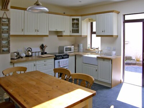 KILKEE COTTAGE, family friendly in Kilkee, County Clare
