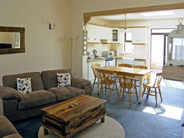Living area - KILKEE COTTAGE, family friendly in Kilkee, County Clare (Kilkee)