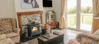 SHANDRUM BROOK, pet friendly, country holiday cottage in Charleville