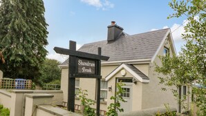 A building with a sign reading "Shandrum Brook." - SHANDRUM BROOK, pet friendly, country holiday cottage in Charleville (Charleville)