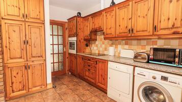 Microondas, horno, lavavajillas y trona infantil