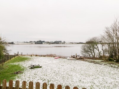ERRIT, pet friendly, with open fire in Loughglynn, County Roscommon