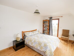 6 bedrooms - ERRIT, pet friendly, with open fire in Loughglynn, County Roscommon (Castlerea)