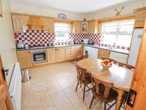 Kjøleskap, mikrobølgeovn, ovn og oppvaskmaskin