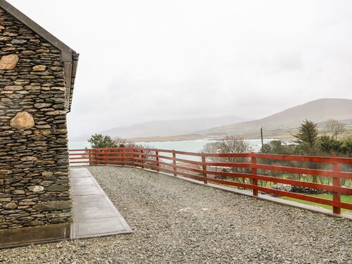 CAHIRKEEN COTTAGE, pet friendly in Allihies, County Cork