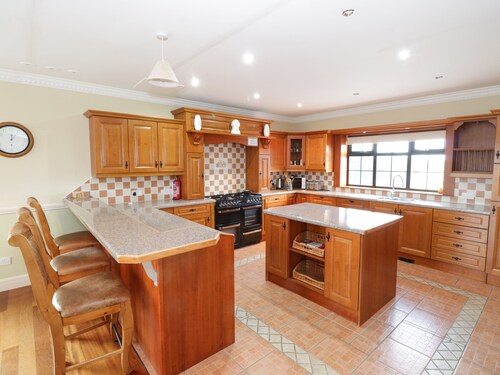 CLOONACASTLE COTTAGE, family friendly in Ballinrobe, County Mayo