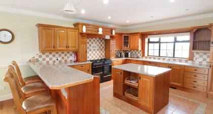 CLOONACASTLE COTTAGE, family friendly in Ballinrobe, County Mayo