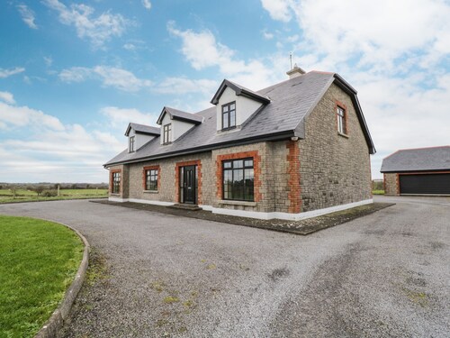 CLOONACASTLE COTTAGE, family friendly in Ballinrobe, County Mayo