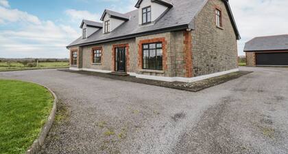 CLOONACASTLE COTTAGE, family friendly in Ballinrobe, County Mayo