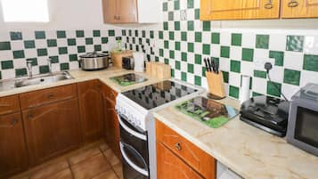 Mikrowelle, Ofen, Hochstuhl, Kochgeschirr/Geschirr/Besteck