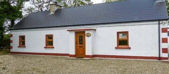 FERRYS, family friendly, with open fire in Portsalon, County Donegal