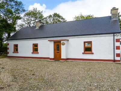 FERRYS, family friendly, with open fire in Portsalon, County Donegal