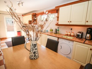 Fridge, dishwasher, cookware/dishes/utensils - LIS-ARDAGH COTTAGE 2, family friendly in Union Hall, County Cork (Union Hall)