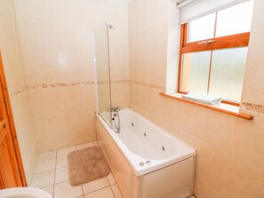 Bathtub - MARY AGNES COTTAGE, pet friendly in Allihies, County Cork (Urhan)