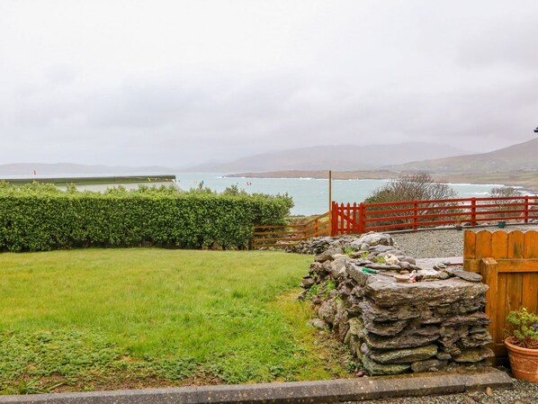 Property grounds - MARY AGNES COTTAGE, pet friendly in Allihies, County Cork (Urhan)