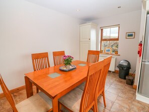Dining - MARY AGNES COTTAGE, pet friendly in Allihies, County Cork (Urhan)