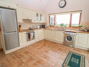 Microwave, oven, dishwasher, highchair - MARY AGNES COTTAGE, pet friendly in Allihies, County Cork (Urhan)