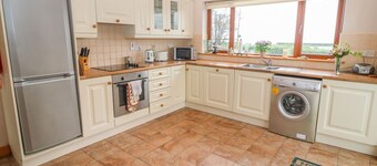 MARY AGNES COTTAGE, pet friendly in Allihies, County Cork