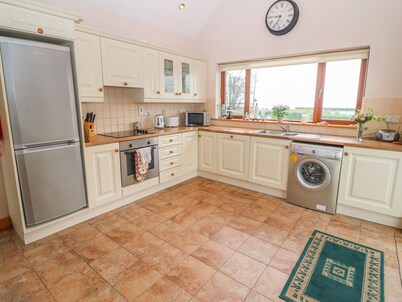 MARY AGNES COTTAGE, pet friendly in Allihies, County Cork