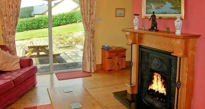 HERON'S NEST, family friendly, with open fire in Inch, County Kerry