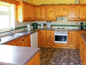 Microwave, oven, dishwasher, cookware/dishes/utensils