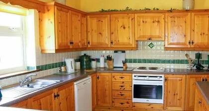 HERON'S NEST, family friendly, with open fire in Inch, County Kerry