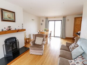 TV, books - KING COTTAGE, family friendly in Cleggan, County Galway (Cleggan)