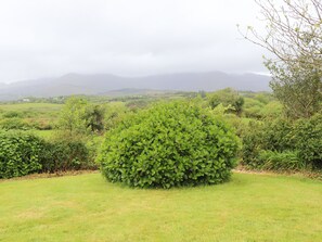 Property grounds - CEOL NA N'EAN, pet friendly, with open fire in Sneem, County Kerry (Sneem)