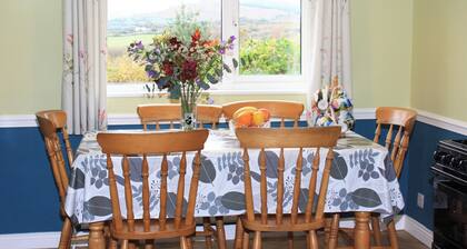 CEOL NA N'EAN, pet friendly, with open fire in Sneem, County Kerry