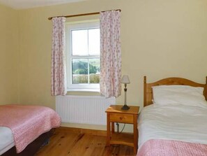2 bedrooms - THE BAY, pet friendly, with open fire in Caherdaniel, County Kerry (Unknown)