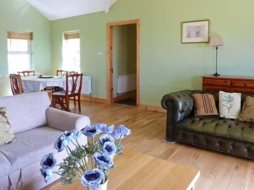 THE BAY, pet friendly, with open fire in Caherdaniel, County Kerry