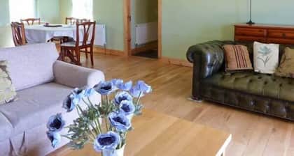 THE BAY, pet friendly, with open fire in Caherdaniel, County Kerry