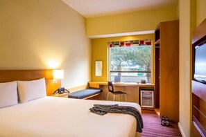 1 bedroom, desk, iron/ironing board, travel cot - Standard Room Near Mall of Emirates (Dubai)