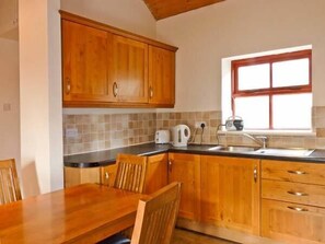 Micro-ondes, four, batterie de cuisine, vaisselle et ustensiles