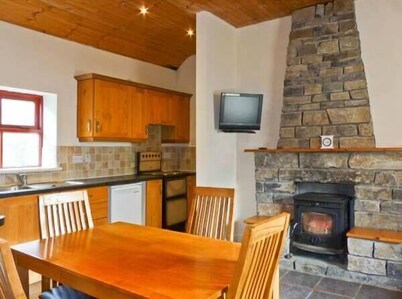 CAVAN HILL COTTAGE, family friendly in Ballinrobe, County Mayo