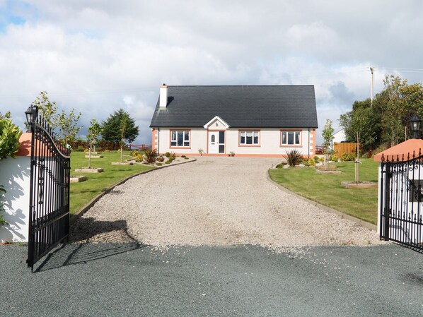 Exterior - SALLYWOOD HOUSE, pet friendly in Ballybofey, County Donegal (Killygordon)