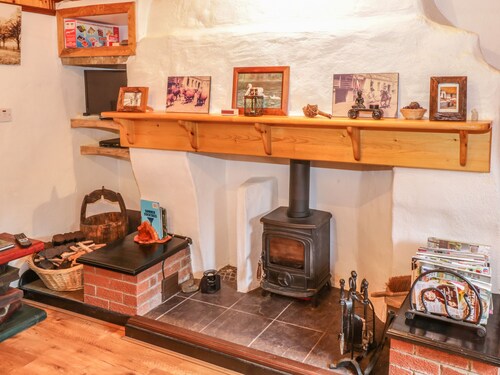 WILLOWBROOK COTTAGE, family friendly in Askill, County Leitrim