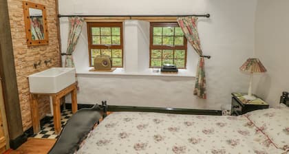 WILLOWBROOK COTTAGE, family friendly in Askill, County Leitrim