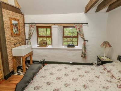 WILLOWBROOK COTTAGE, family friendly in Askill, County Leitrim