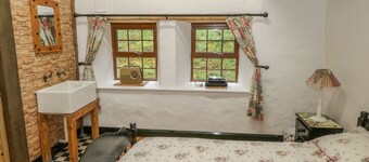 WILLOWBROOK COTTAGE, family friendly in Askill, County Leitrim