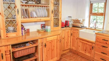 Fridge, dishwasher, cookware/dishes/utensils