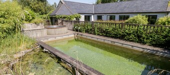 THE VISITING HOUSE, pet friendly, with pool in Dunmore, County Galway