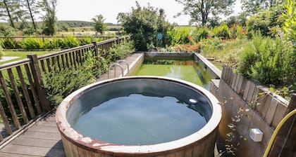 THE VISITING HOUSE, pet friendly, with pool in Dunmore, County Galway