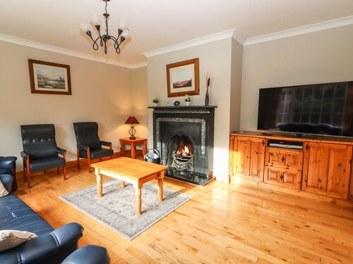 FERNWOOD, pet friendly, with open fire in Killarney, County Kerry