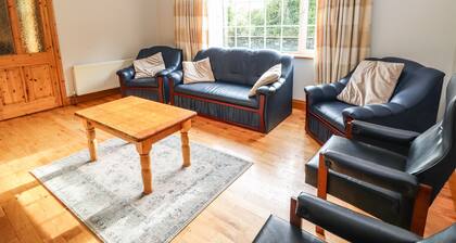 FERNWOOD, pet friendly, with open fire in Killarney, County Kerry